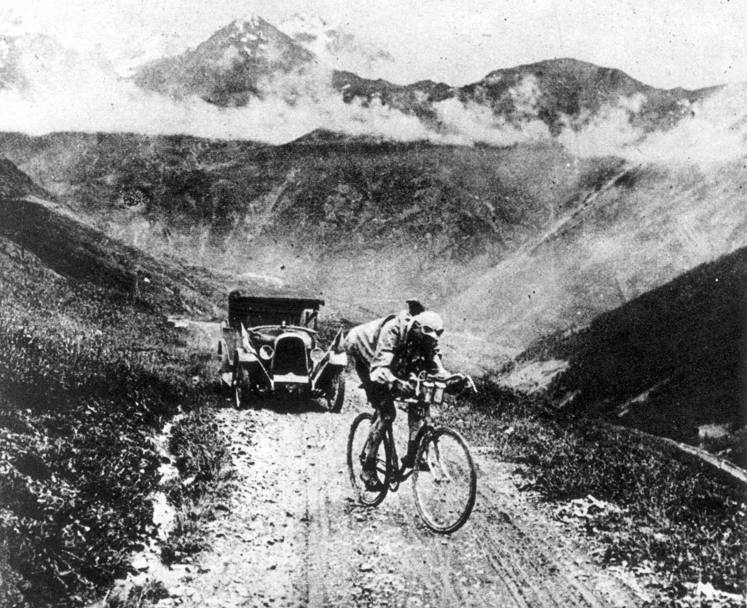 Tour de France 1925, Ottavio Bottecchia sul Col d’Allos. Bici e strade erano molto diverse da quelle di oggi.